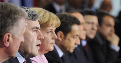 Summit pedstavitel evropských stát v Berlín (zleva Mirek Topolánek, Gordon Brown, Angela Merkelová, Nicolas Sarkozy a dalí) 